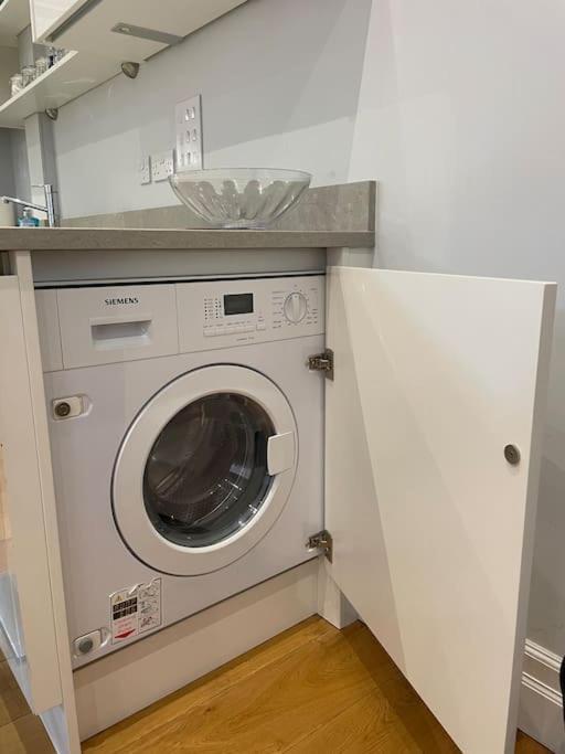 Charming & Cosy Town Centre Home With Parking Γκίλντφορντ Εξωτερικό φωτογραφία