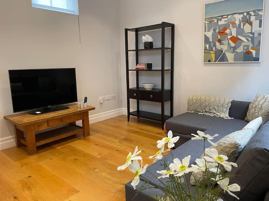 Charming & Cosy Town Centre Home With Parking Γκίλντφορντ Εξωτερικό φωτογραφία