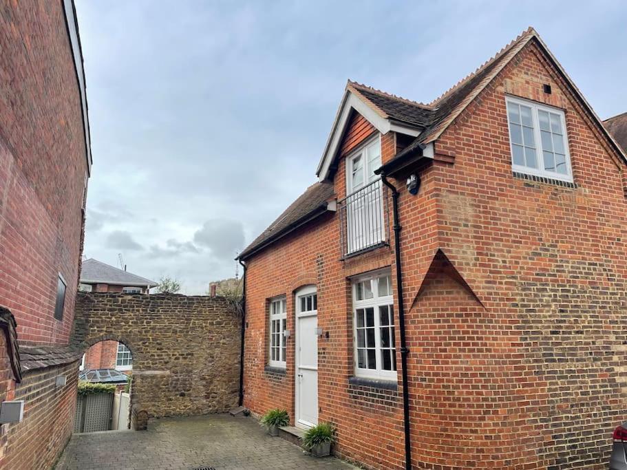 Charming & Cosy Town Centre Home With Parking Γκίλντφορντ Εξωτερικό φωτογραφία